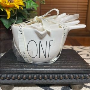 WHITE HANDLE Rae Dunn Measuring Cups